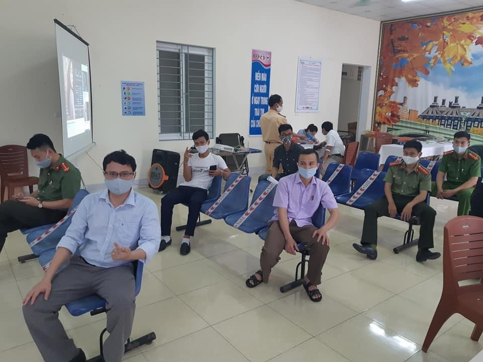 Xúc động hình ảnh chiến sĩ công an hiến máu cứu sản phụ nguy kịch ảnh 3