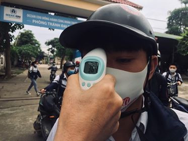 Ấn tượng hình ảnh ‘chiến sỹ áo xanh’ hỗ trợ phòng dịch tại các trường học ảnh 4