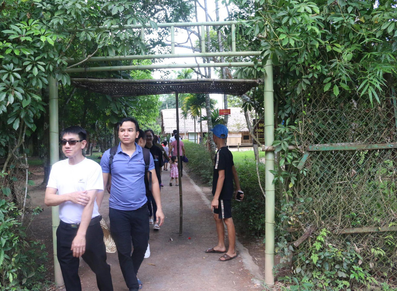 Trẻ em mặc áo đỏ sao vàng thả tim tại làng Sen quê Bác ảnh 2