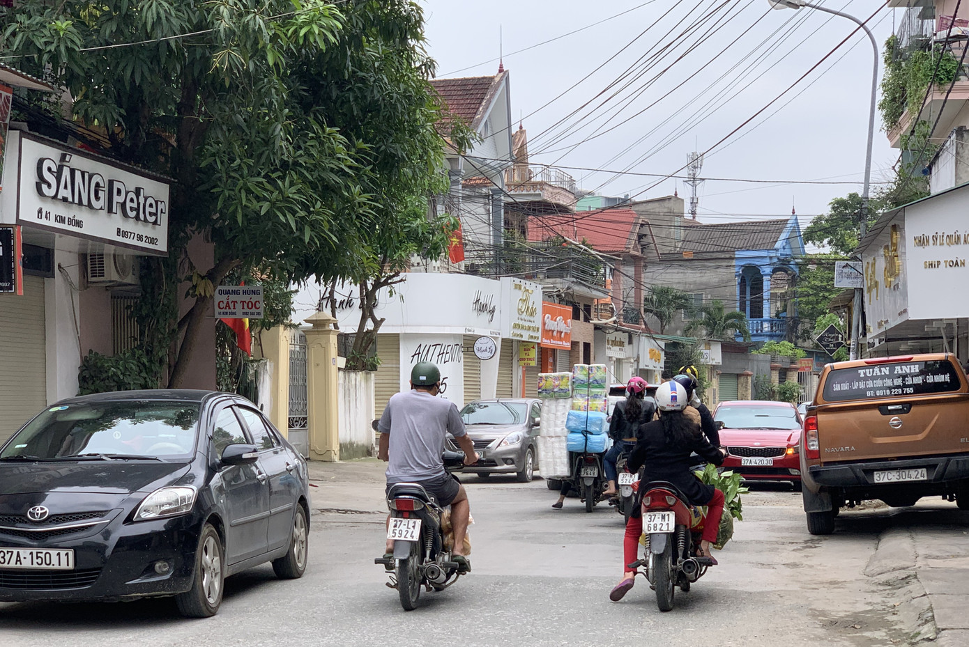 Thành phố Vinh đông đúc như chưa hề có 'cách ly toàn xã hội' ảnh 8