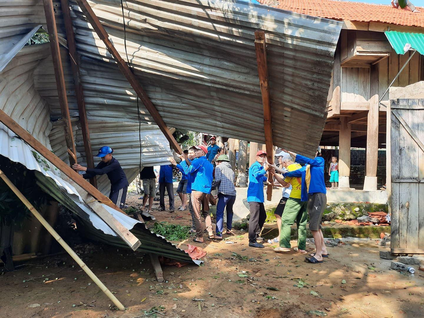 Tuổi trẻ Nghệ An giúp bà con miền núi khắc phục hậu quả sau giông, lốc ảnh 6