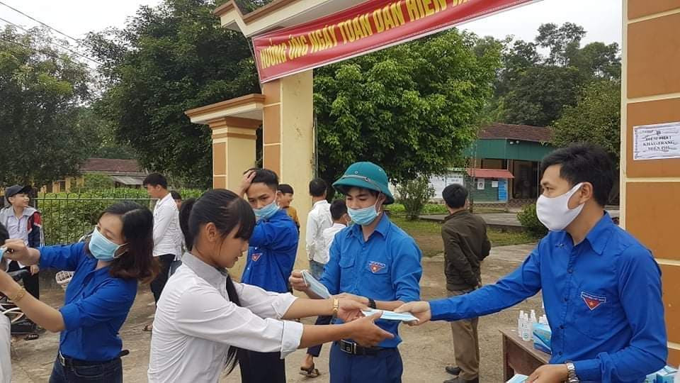 Ấn tượng hình ảnh ‘chiến sỹ áo xanh’ hỗ trợ phòng dịch tại các trường học ảnh 6