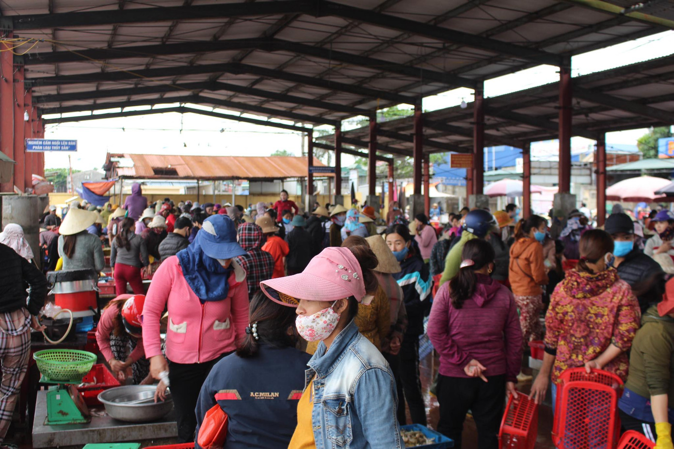 Căng dây thừng lập chốt kiểm soát, kẻ vạch trên phà để phòng COVID-19 ảnh 3