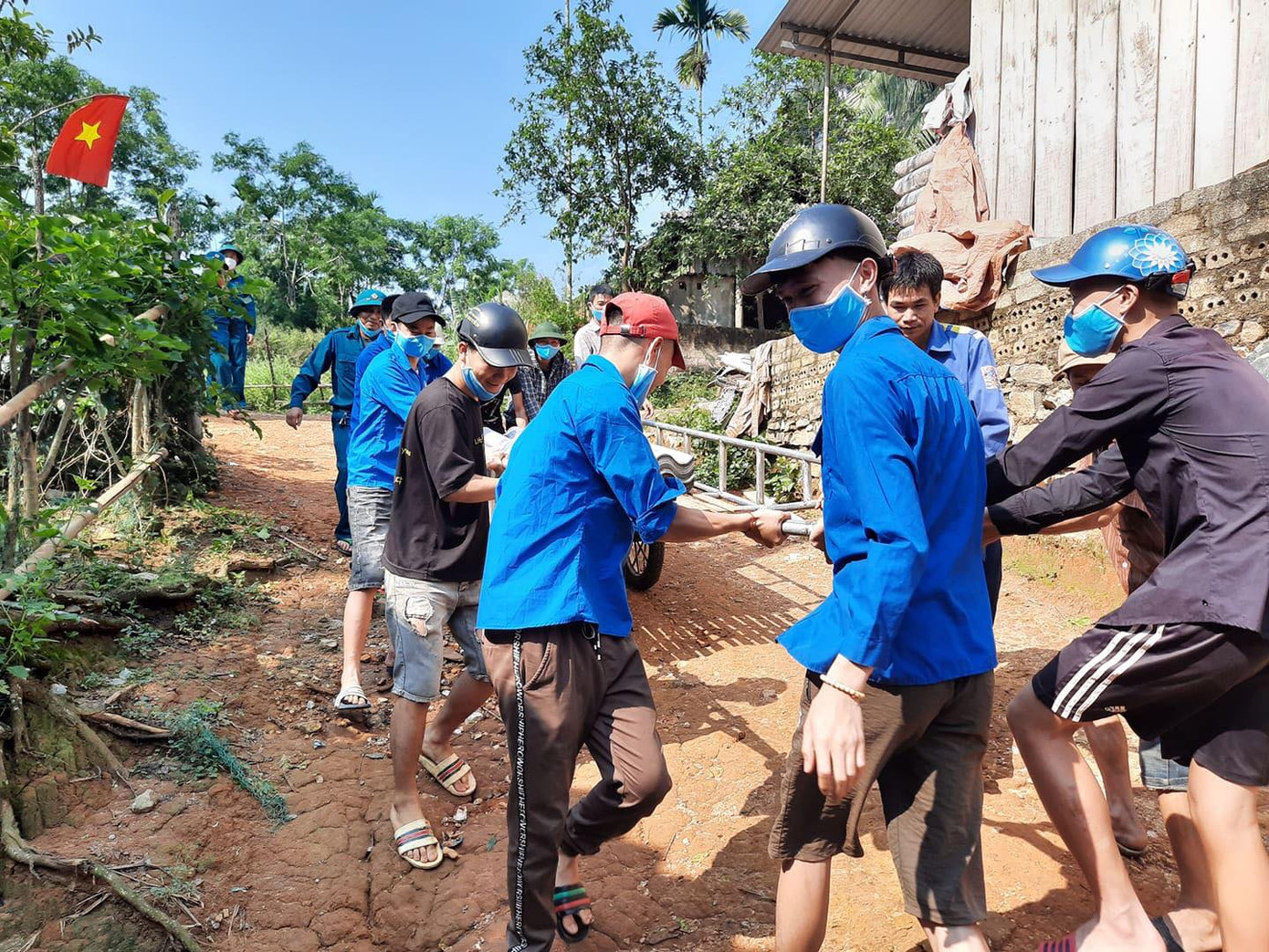 Tuổi trẻ Nghệ An giúp bà con miền núi khắc phục hậu quả sau giông, lốc ảnh 8