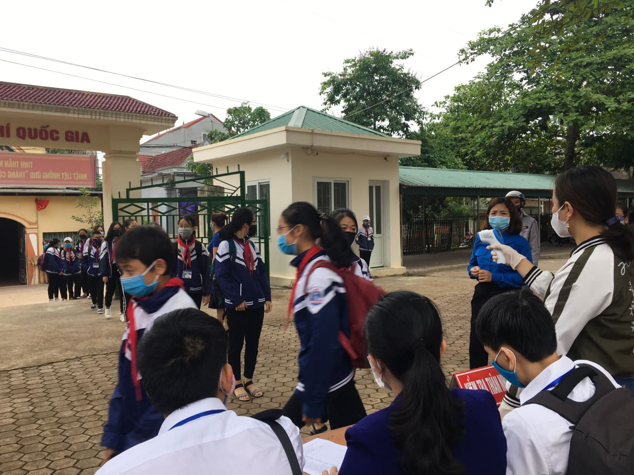 Ấn tượng hình ảnh ‘chiến sỹ áo xanh’ hỗ trợ phòng dịch tại các trường học ảnh 2