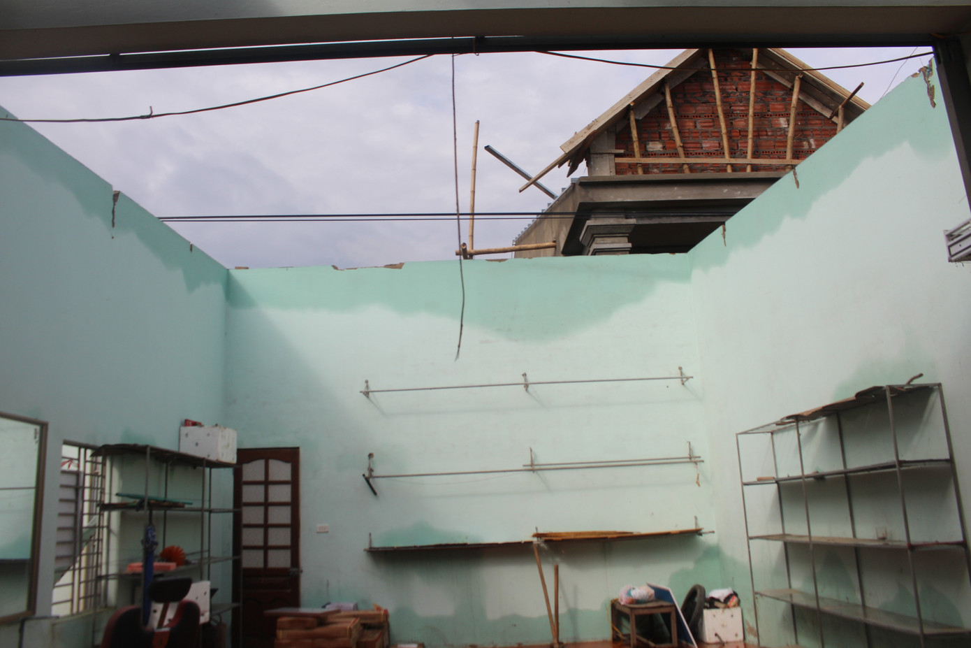 Mưa lớn, lốc xoáy kéo dài 30 phút, cả trăm ngôi nhà ở huyện miền núi Nghệ An bị tốc mái ảnh 4