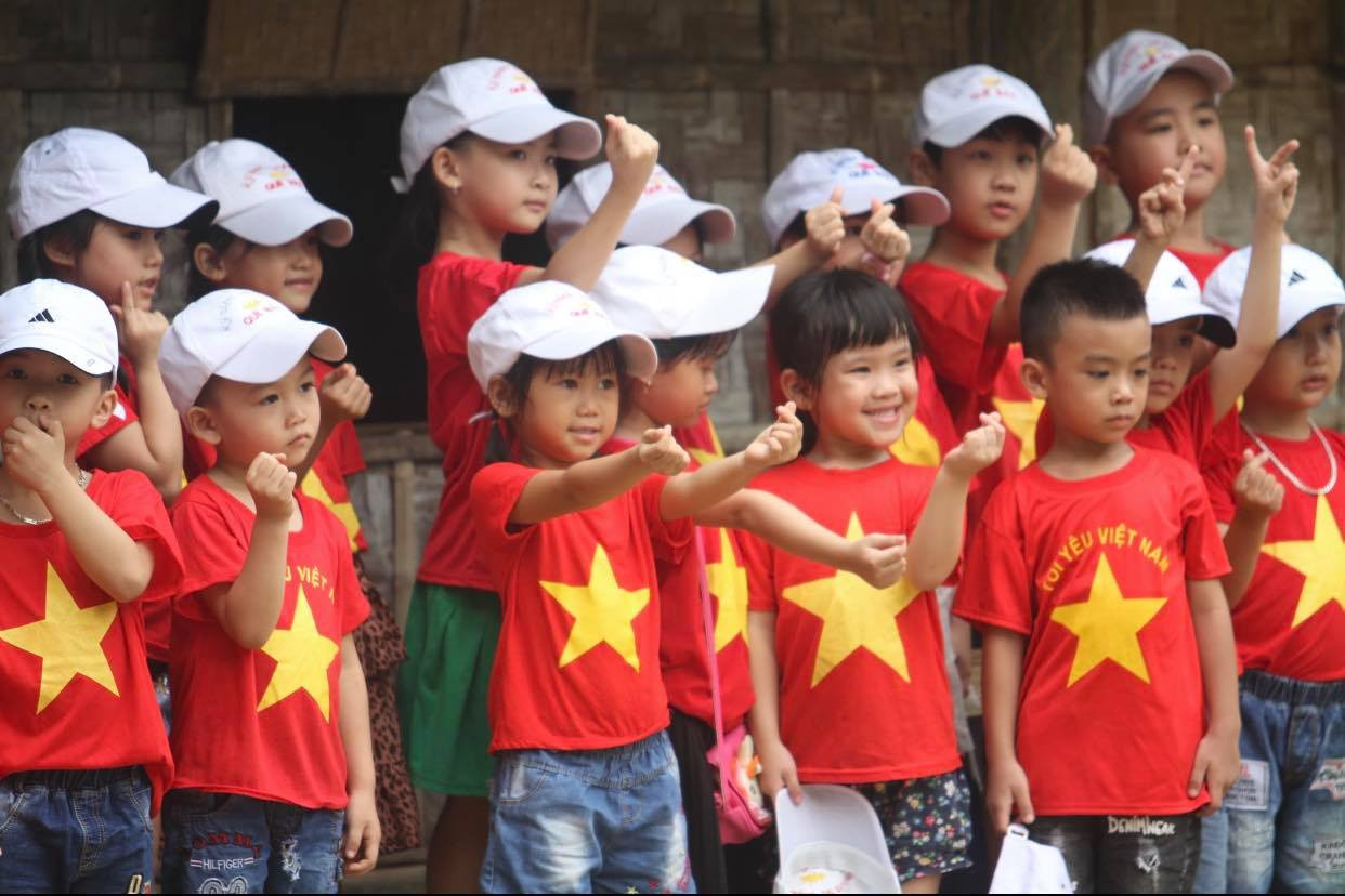 Trẻ em mặc áo đỏ sao vàng thả tim tại làng Sen quê Bác ảnh 8