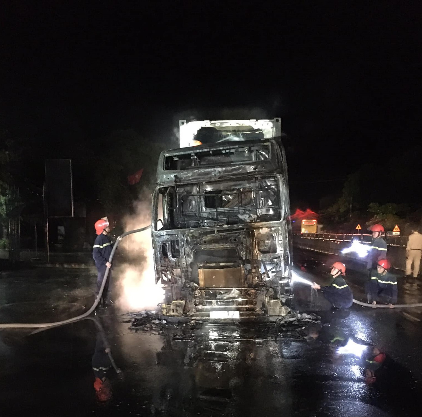 Đang lưu thông, chiếc xe đầu kéo bất ngờ bốc cháy dữ dội ảnh 2