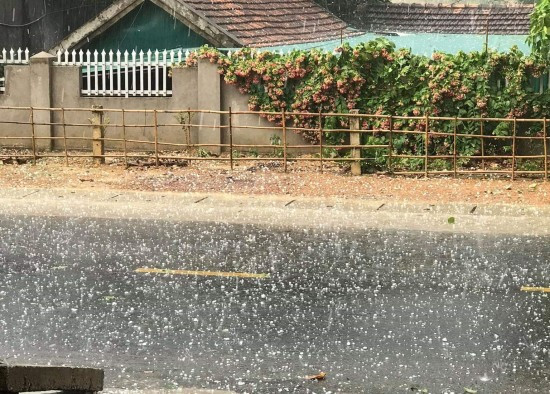 15 phút mưa đá, hàng trăm ngôi nhà bị thủng, tốc mái ảnh 1