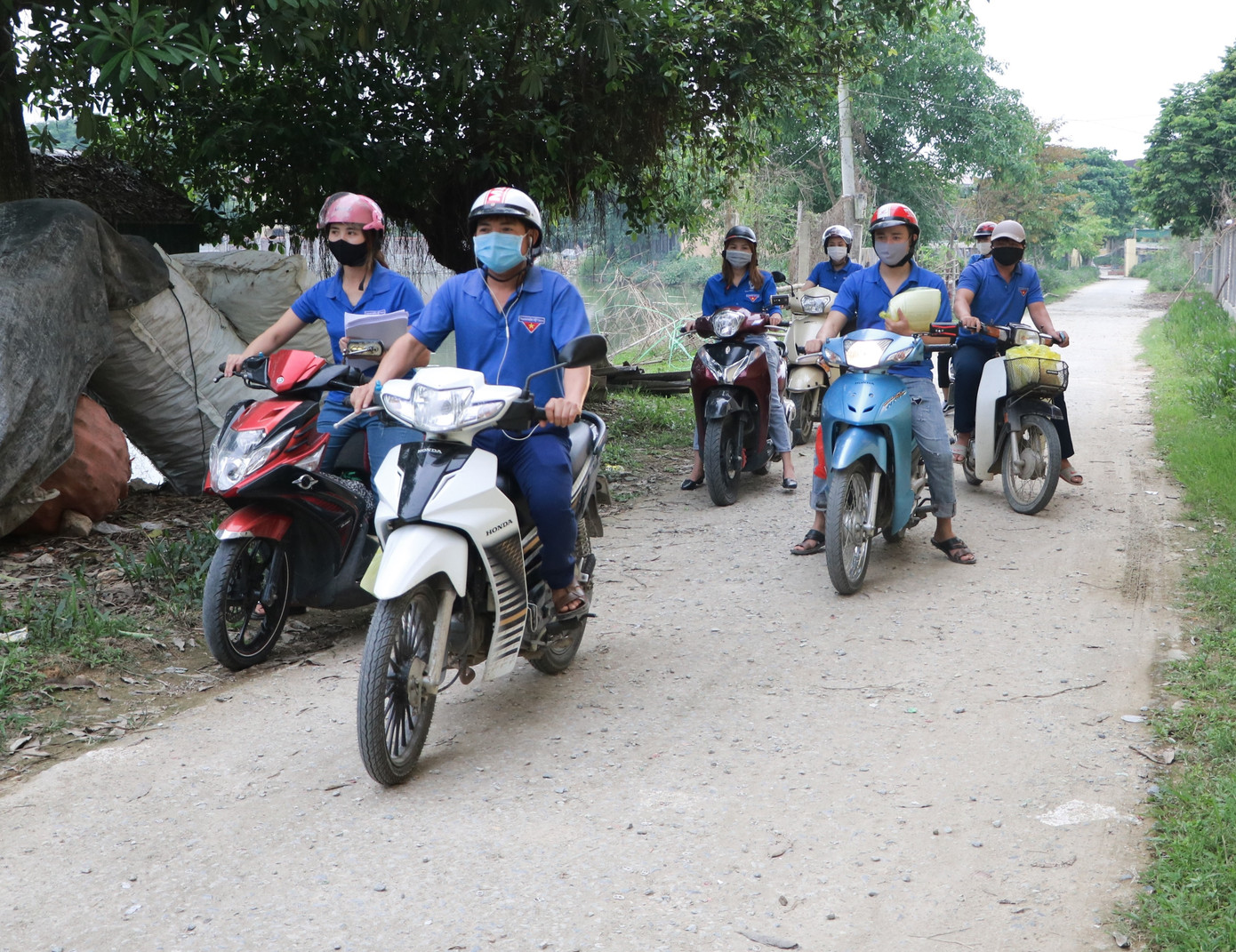 Nghỉ học vì COVID-19, các 'shipper áo xanh” mang bài đến tận nhà cho học sinh ảnh 4