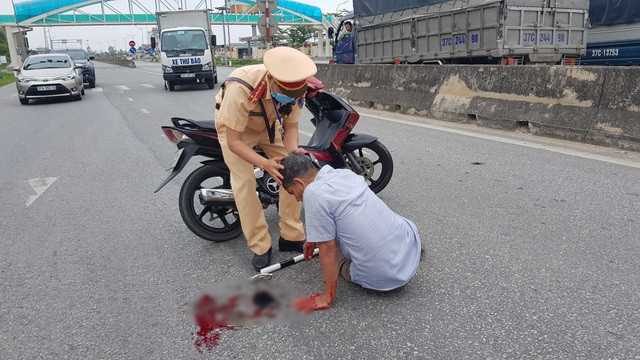 Xúc động hình ảnh chiến sỹ CSGT cầm máu cho người dân trên đường ảnh 1