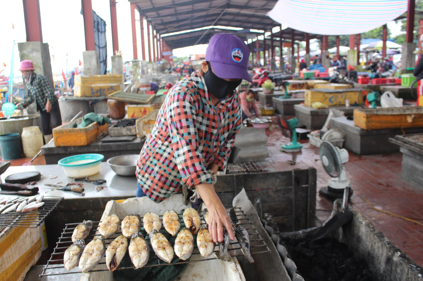 Cảng cá Lạch Vạn đông đúc, người dân thờ ơ với khẩu trang giữa đại dịch ảnh 9