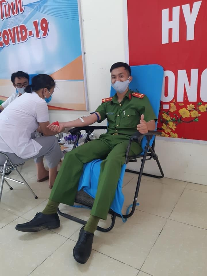 Xúc động hình ảnh chiến sĩ công an hiến máu cứu sản phụ nguy kịch ảnh 2