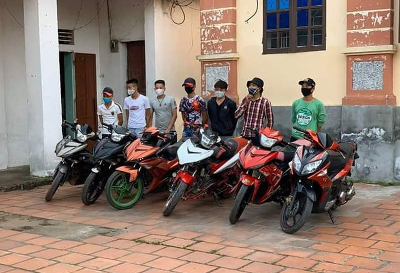 Phạt tiền nhóm thanh niên tụ tập, không đeo khẩu trang giữa mùa dịch ảnh 1