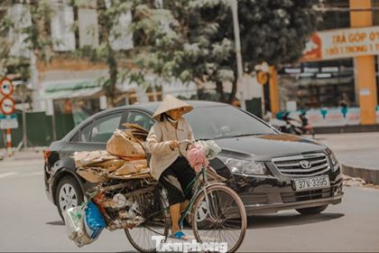 Nhọc nhằn mưu sinh giữa trời nắng nóng 'đổ lửa' ở miền Trung ảnh 10