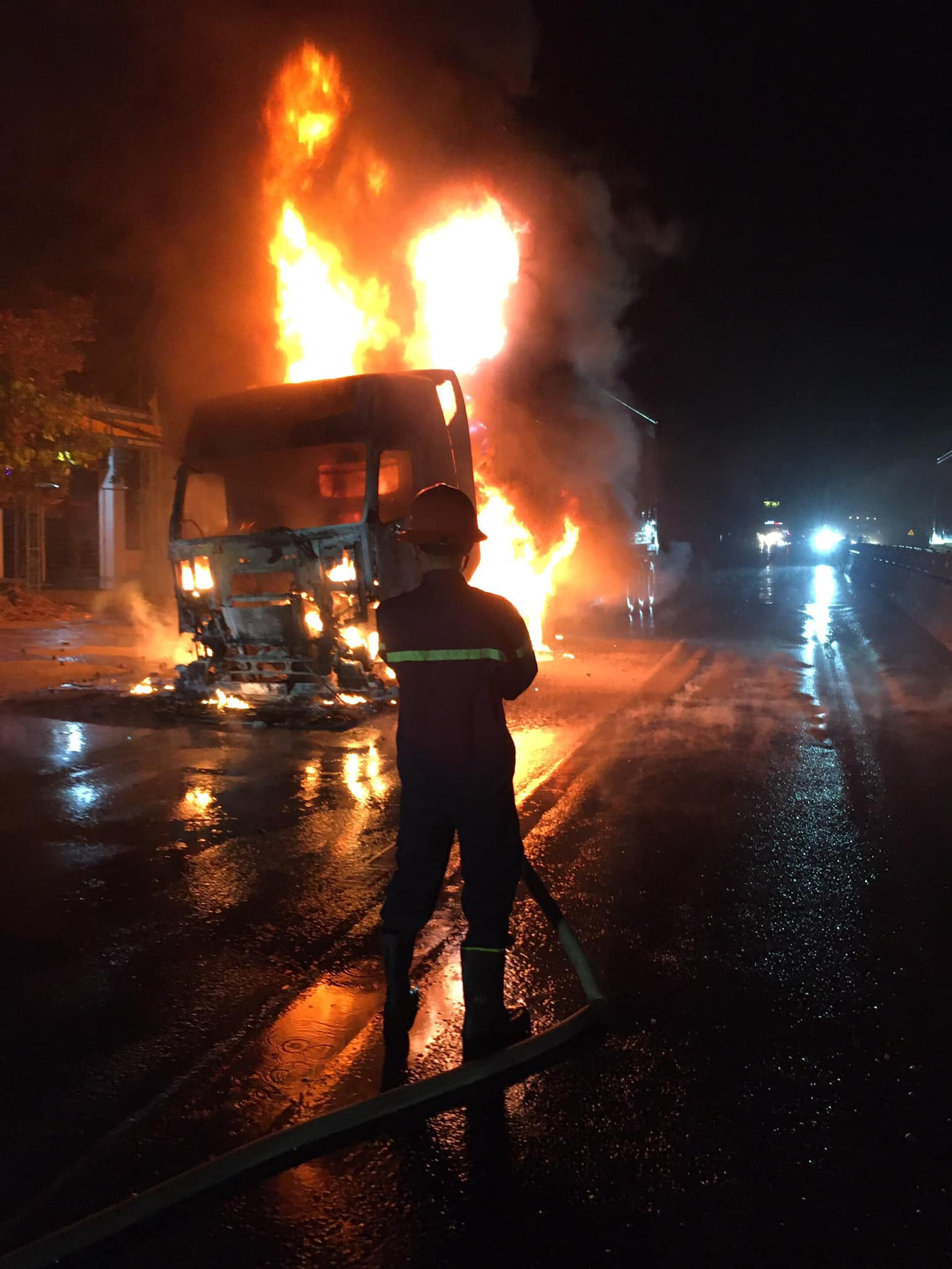 Đang lưu thông, chiếc xe đầu kéo bất ngờ bốc cháy dữ dội ảnh 1