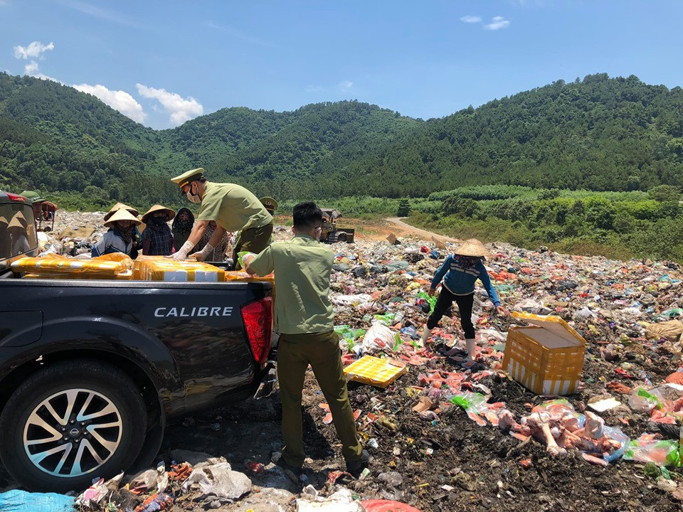 Bắt giữ nửa tấn nội tạng gia cầm bốc mùi hôi thối trên đường lên... bàn nhậu ảnh 2