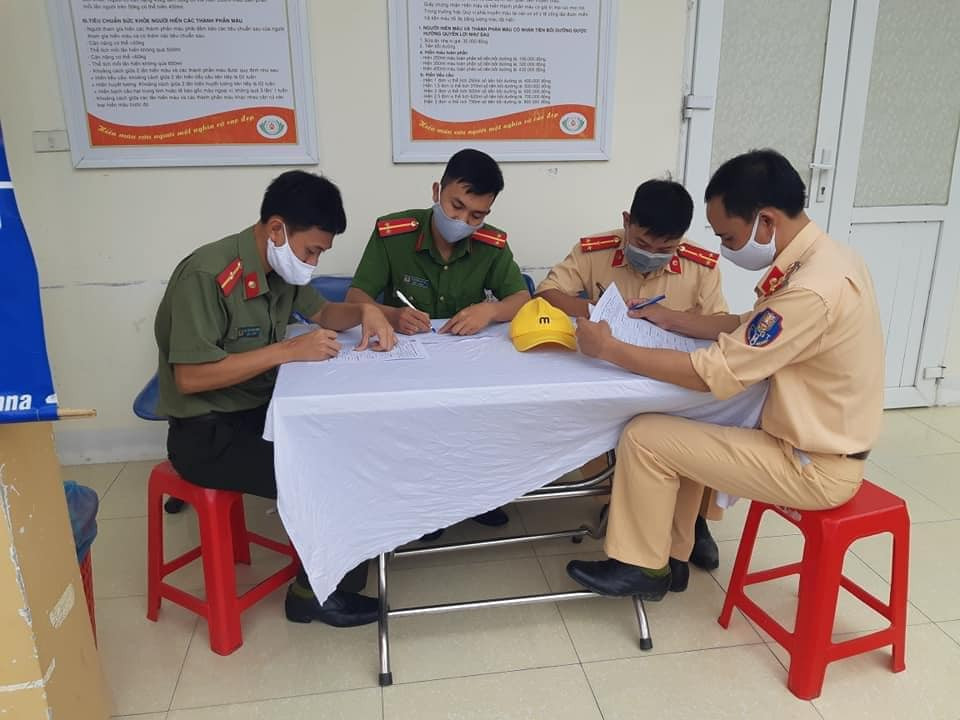 Xúc động hình ảnh chiến sĩ công an hiến máu cứu sản phụ nguy kịch ảnh 1