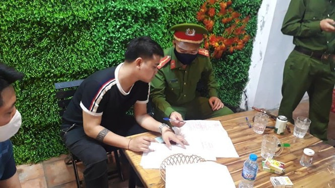 TP. Vinh xử phạt hơn 100 trường hợp vi phạm 'cách ly toàn xã hội' ảnh 1