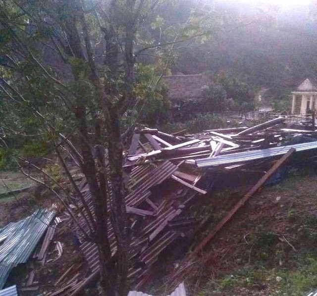 Lốc xoáy tàn phá miền núi Nghệ An, cụ bà bị nhà sập đè gãy chân ảnh 2