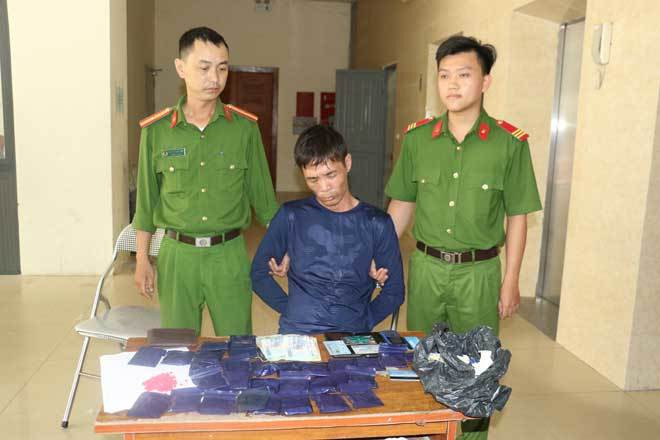 Người đàn ông thủ súng đạn tại nơi tàng trữ gần 7.000 viên hồng phiến ảnh 2