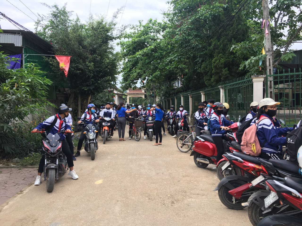 Ấn tượng hình ảnh ‘chiến sỹ áo xanh’ hỗ trợ phòng dịch tại các trường học ảnh 9