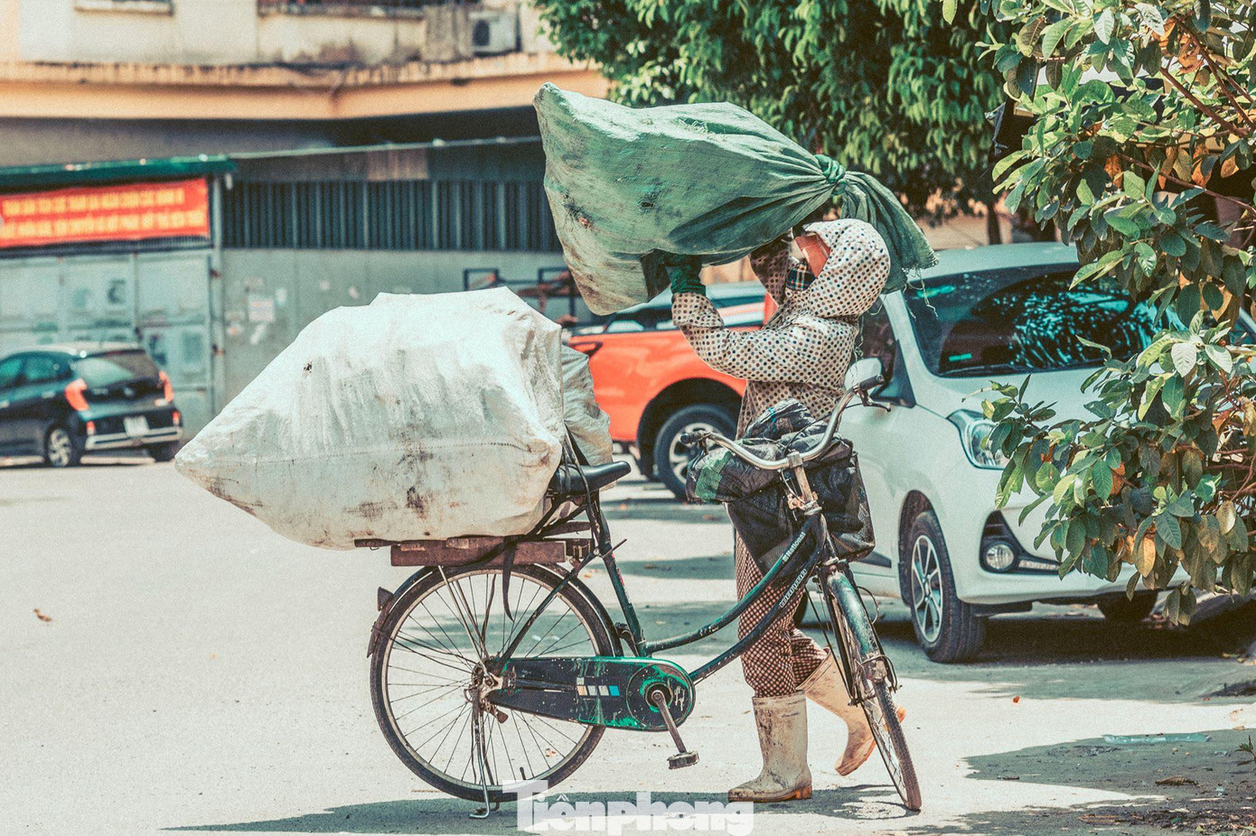 Nhọc nhằn mưu sinh giữa trời nắng nóng 'đổ lửa' ở miền Trung ảnh 8