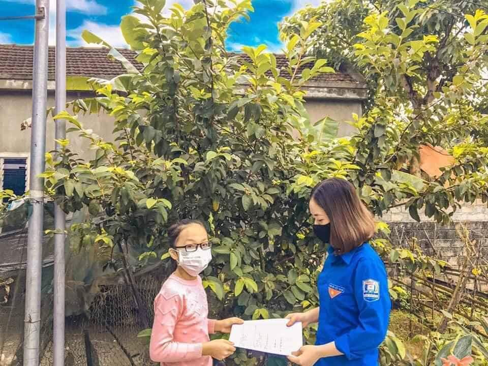 Bài tập đươc giao tận nhà cho các em học sinh ở huyện Diễn Châu (Nghệ An) Nghỉ học vì COVID-19, các 'shipper áo xanh” mang bài đến tận nhà cho học sinh ảnh 7