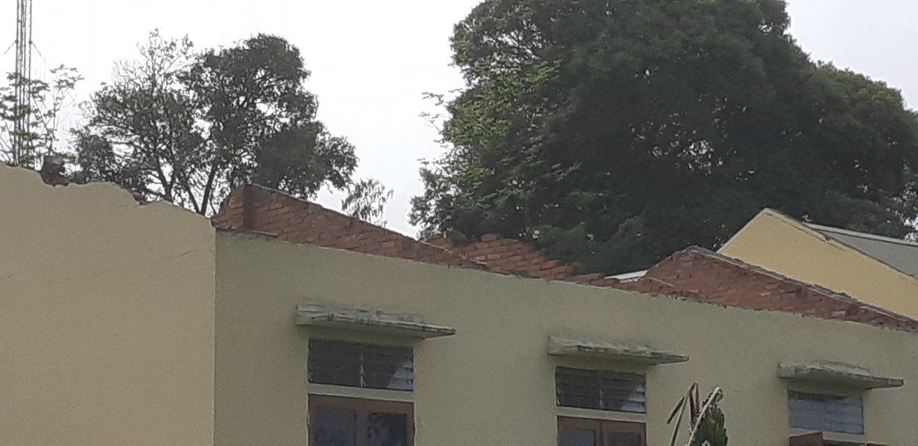 Giông lốc, mưa đá cuốn bay 11 lều bạt phòng chống COVID -19 ở biên giới ảnh 10