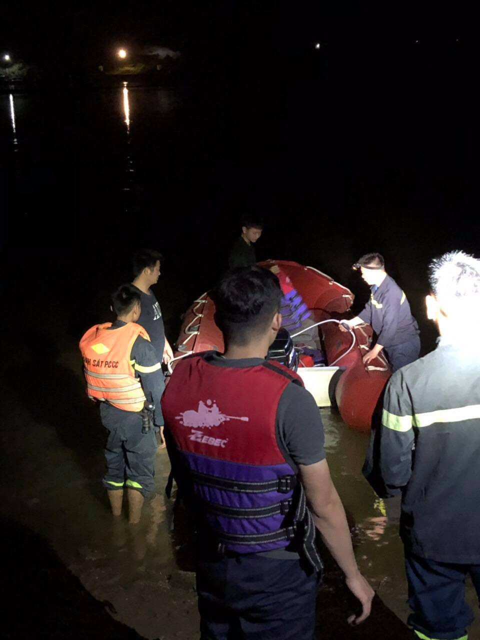 12 giờ đồng hồ tìm kiếm thi thể nữ sinh lớp 8 trên sông Lam ảnh 1