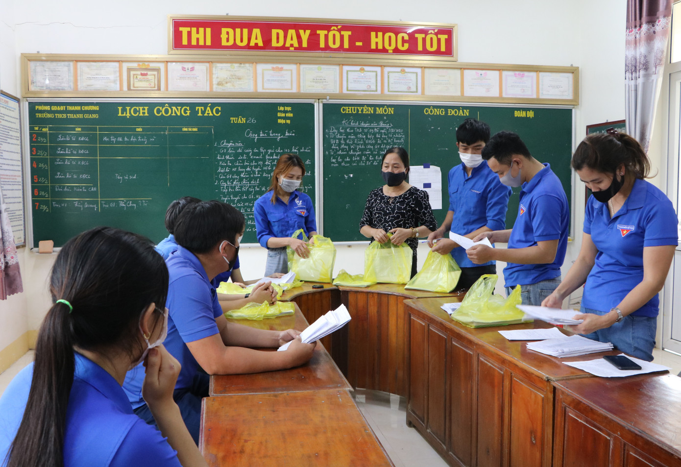 Các tình nguyện viên Đoàn xã Thanh Giang nhận bài tập từ giáo viên Nghỉ học vì COVID-19, các 'shipper áo xanh” mang bài đến tận nhà cho học sinh ảnh 1