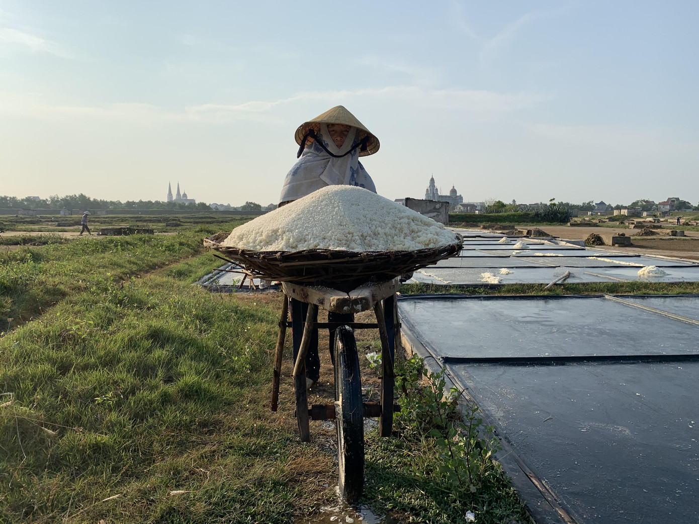 Hạt muối nhọc nhằn của diêm dân ngày nắng đỉnh điểm ảnh 13