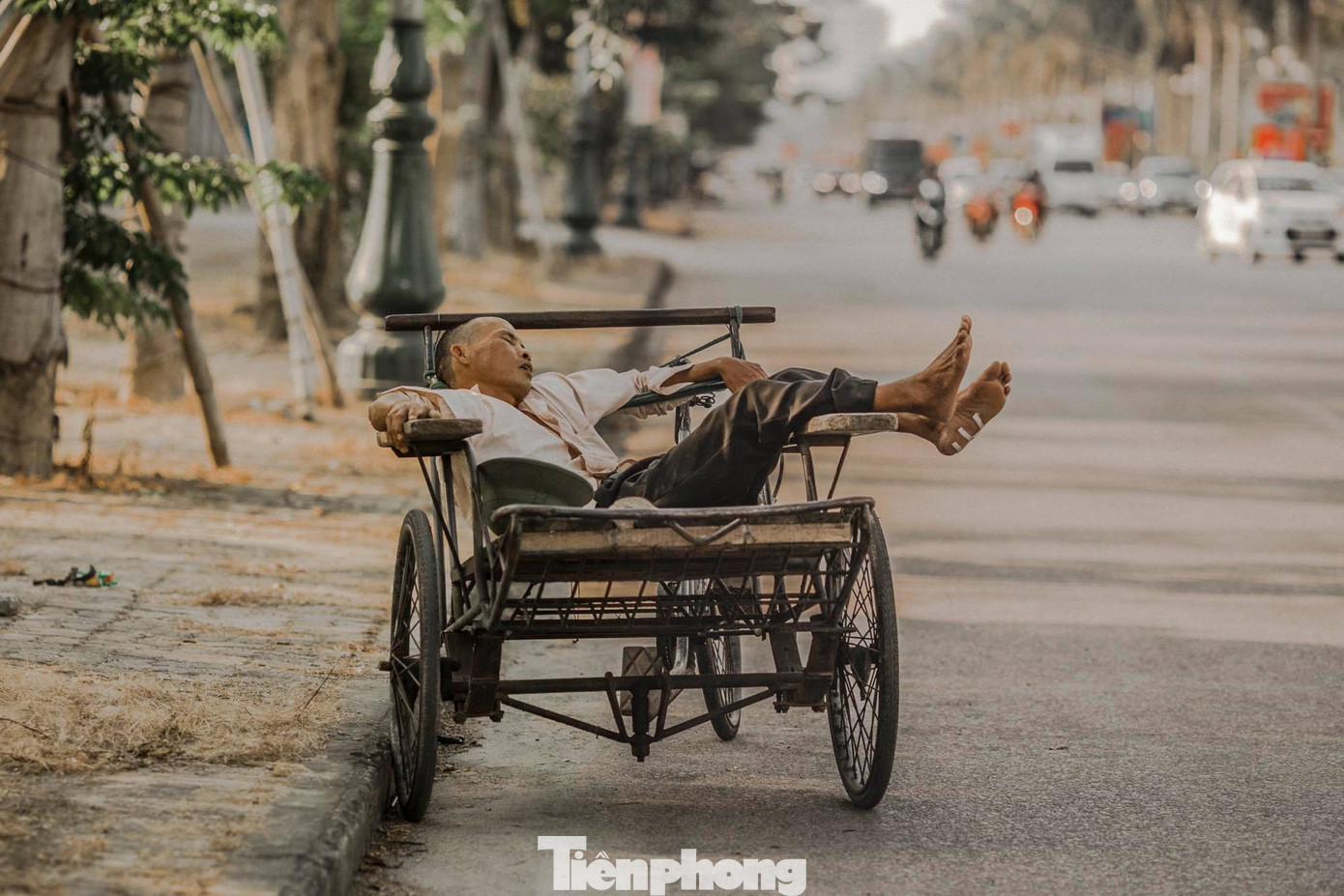 Nhọc nhằn mưu sinh giữa trời nắng nóng 'đổ lửa' ở miền Trung ảnh 4