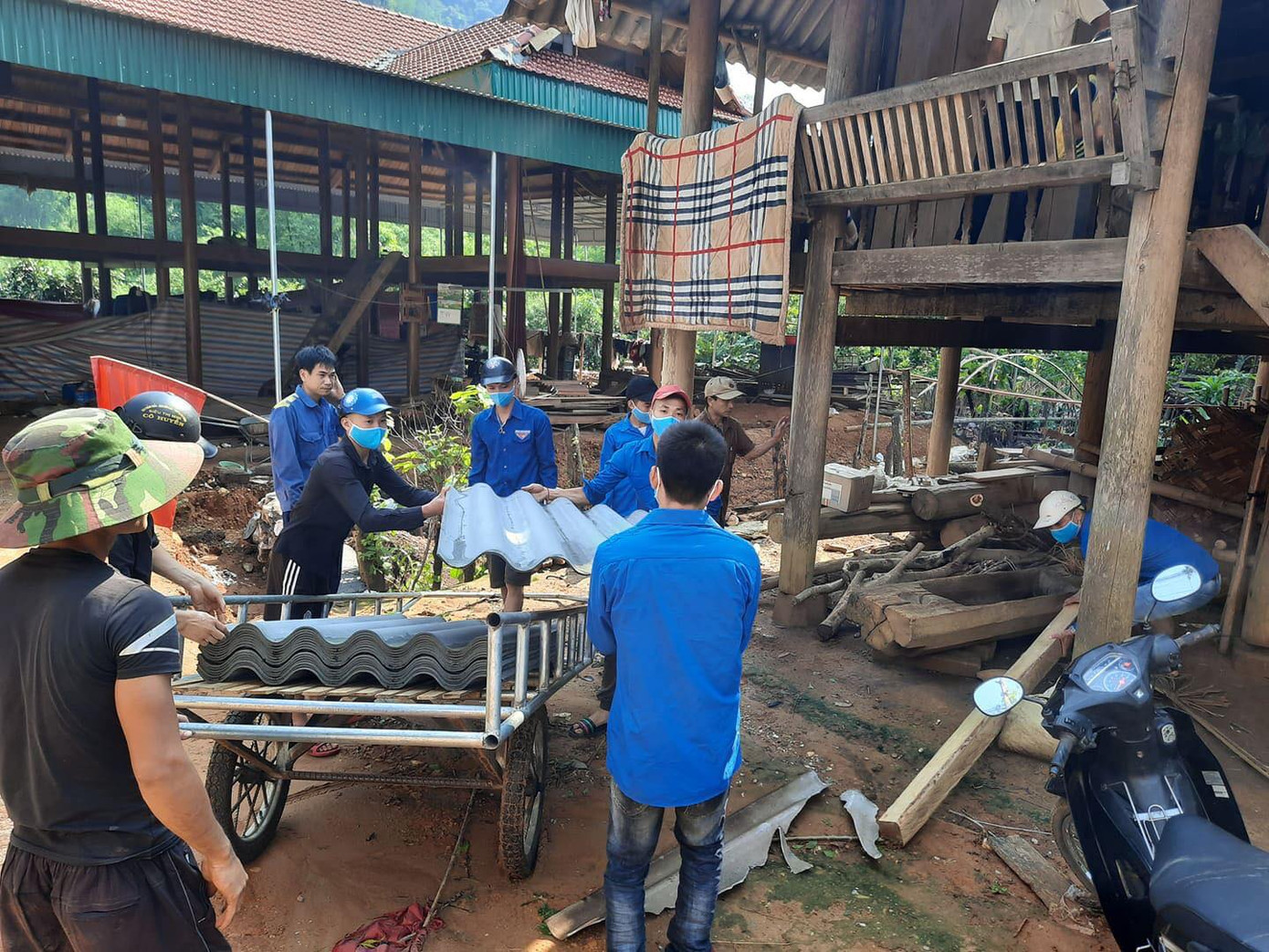 Tuổi trẻ Nghệ An giúp bà con miền núi khắc phục hậu quả sau giông, lốc ảnh 7