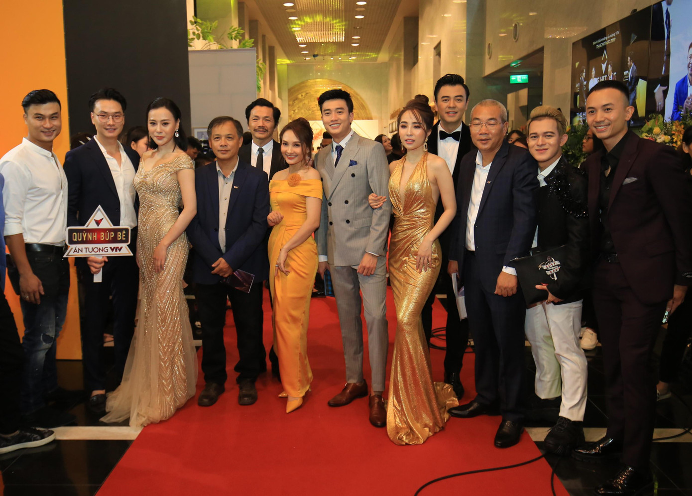 Với ba cúp giải thưởng, 'Về nhà đi con' thắng đậm ở VTV Awards 2019 ảnh 6