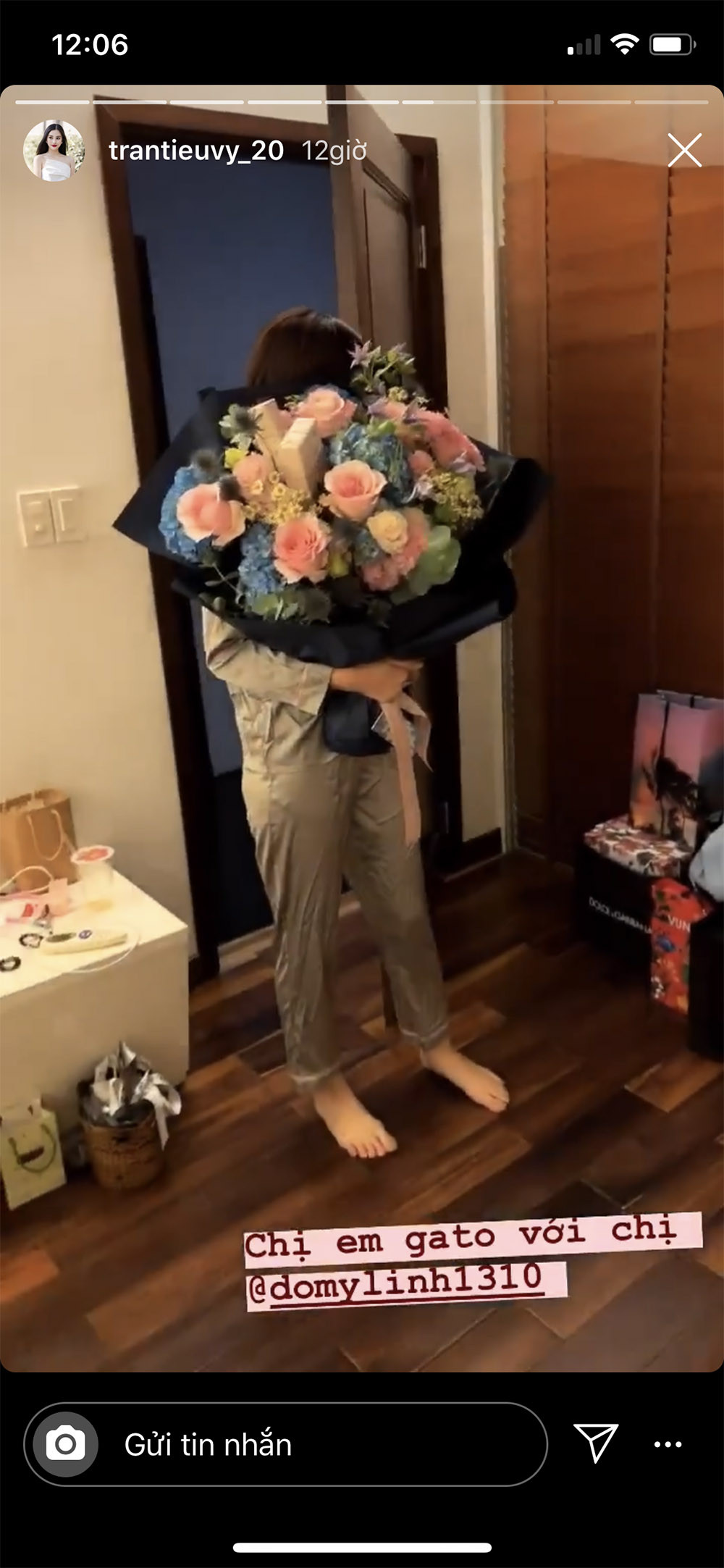 Tú Anh được chồng tặng xe, Tiểu Vy tự mua soccola tặng mình ngày Valentine ảnh 4