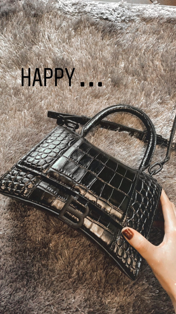 Tú Anh được chồng tặng xe, Tiểu Vy tự mua soccola tặng mình ngày Valentine ảnh 2