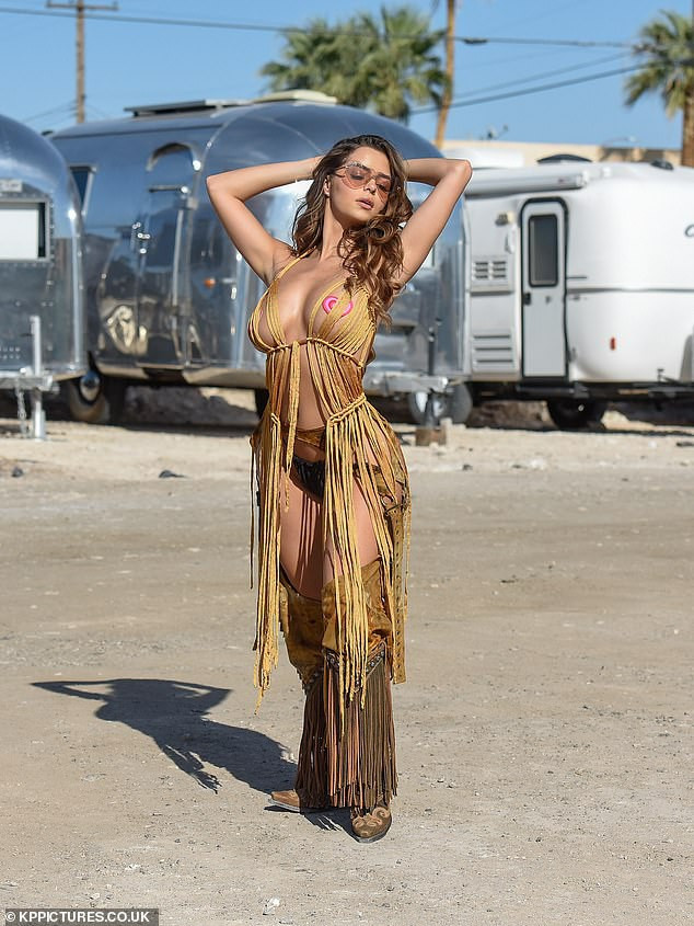 Demi Rose tung ảnh bán nude siêu nóng bỏng, gây 'bão' cộng đồng mạng ảnh 2