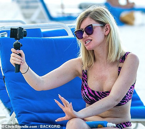 Nữ diễn viên sex thật trong show hẹn hò khoe dáng nóng bỏng với bikini ảnh 2