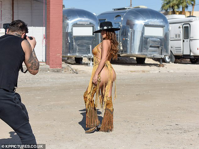 'Kim Kardashian Anh quốc' khoe vóc dáng 'nảy lửa' với áo tắm bé xíu ảnh 11