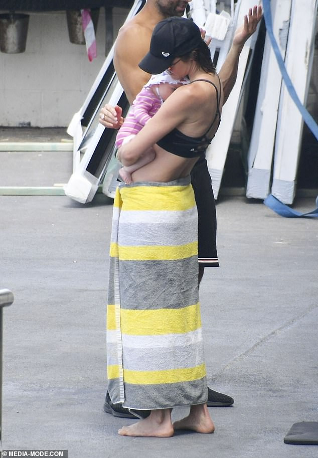 Laura Byrne dáng đẹp ngỡ ngàng với bikini sau 4 tháng sinh con ảnh 3