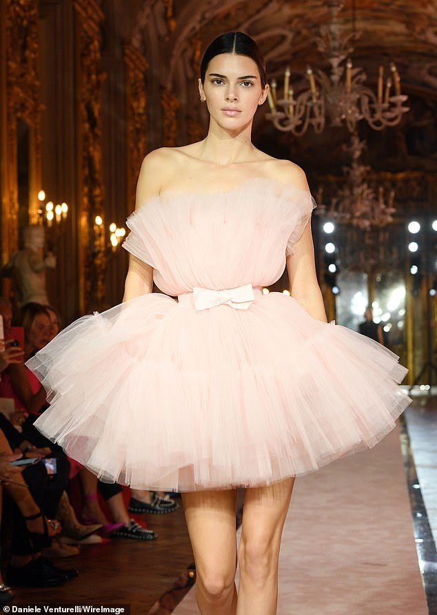 'Siêu mẫu đắt giá nhất 2018' khoe dáng chuẩn 'từng cm' ảnh 11