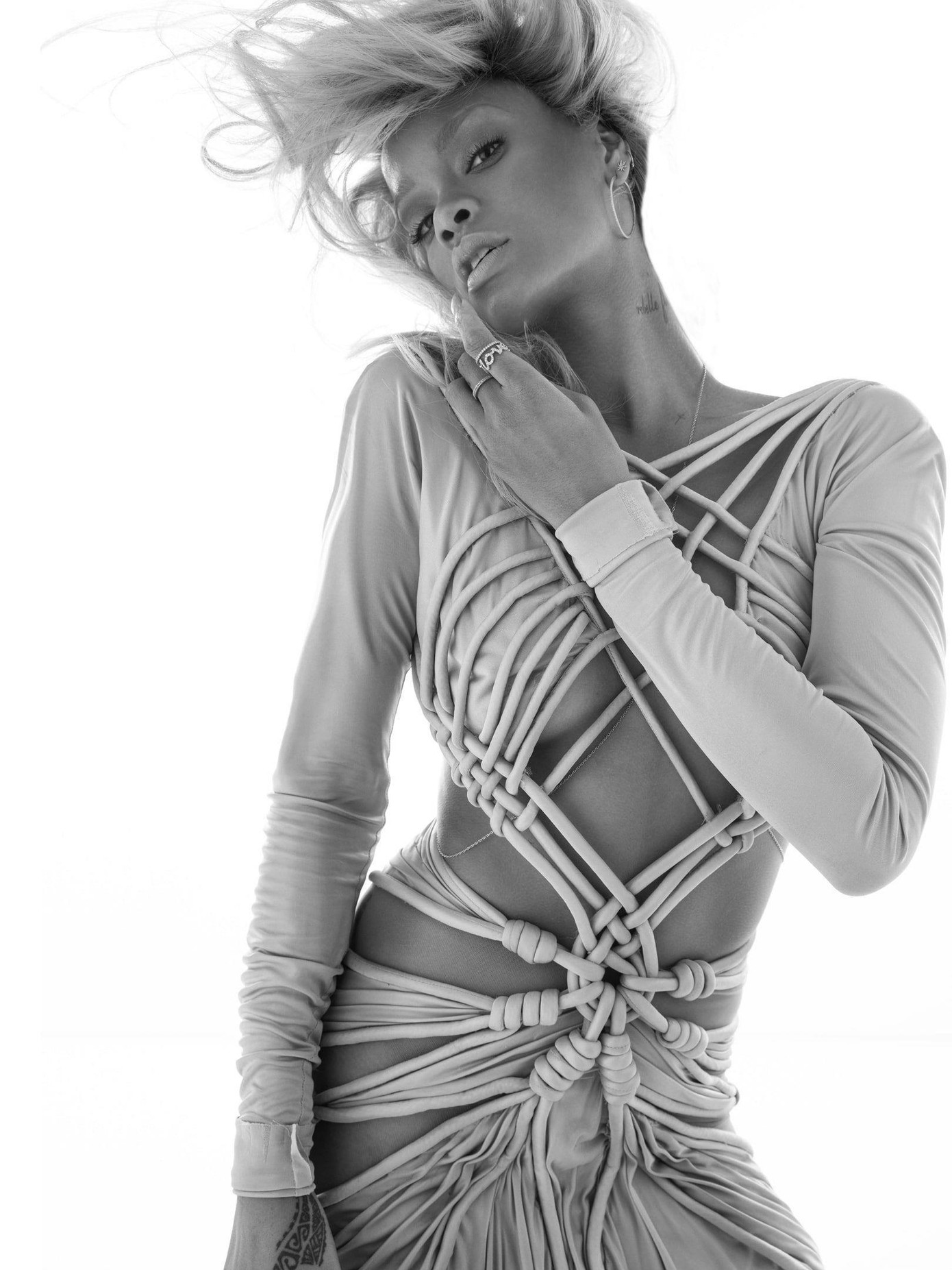 Không nội y, Rihanna khoe cơ thể quá nóng bỏng dưới lớp vải mỏng tang ảnh 1