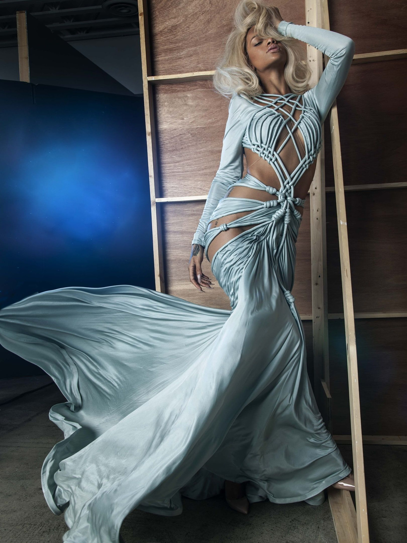 Không nội y, Rihanna khoe cơ thể quá nóng bỏng dưới lớp vải mỏng tang ảnh 7