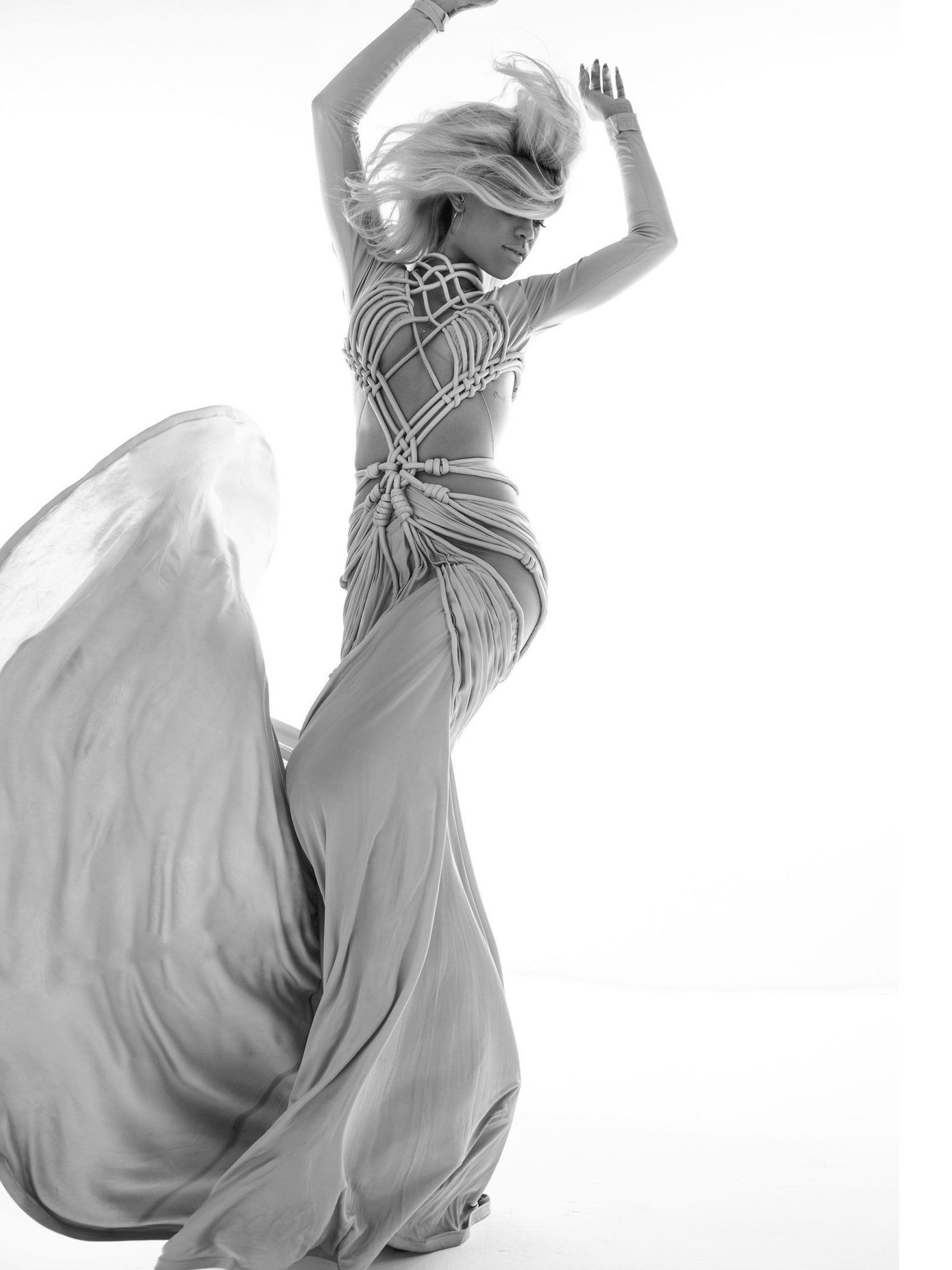 Không nội y, Rihanna khoe cơ thể quá nóng bỏng dưới lớp vải mỏng tang ảnh 6