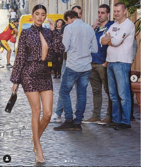 'Mỹ nhân nóng bỏng nhất Canada' gợi cảm hút ánh nhìn với đầm xẻ ngực ảnh 3