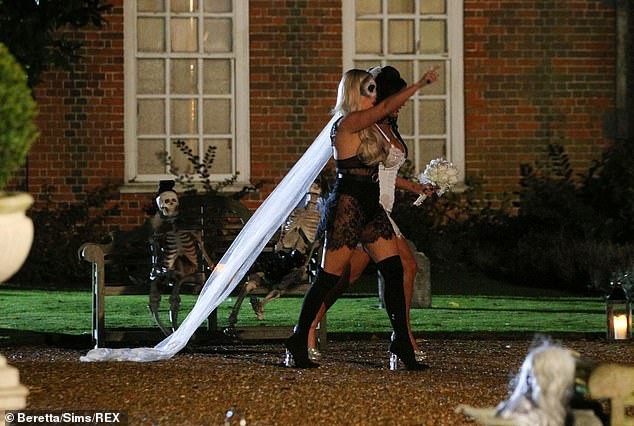 Amber Turner mặc váy ren không nội y gợi cảm, tình tứ bên bạn trai ảnh 2