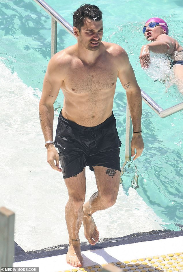 Laura Byrne dáng đẹp ngỡ ngàng với bikini sau 4 tháng sinh con ảnh 6