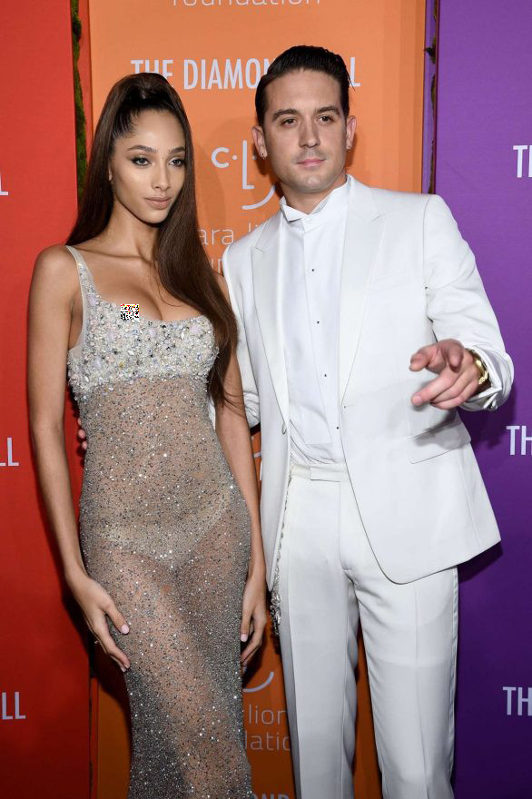 Siêu mẫu Hà Lan lộ ngực phản cảm với váy mỏng tang ảnh 4