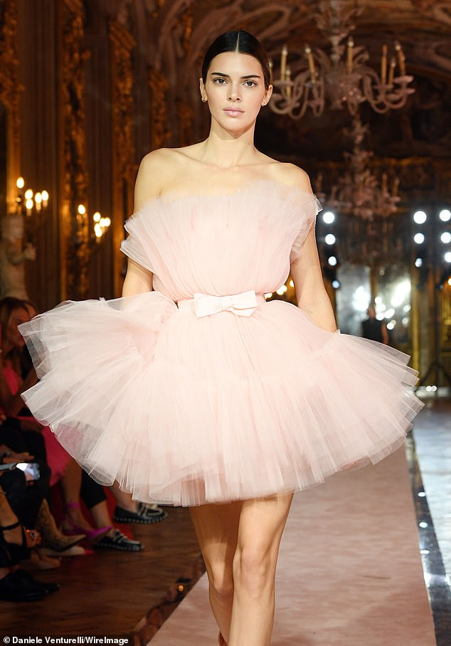 'Siêu mẫu đắt giá nhất 2018' khoe dáng chuẩn 'từng cm' ảnh 13